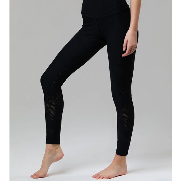New with tags onzie selenite 7/8 high waist leggings in black - Picture 2 of 2